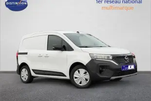 Vue 3/4 avant droite d’un Nissan Townstar blanc minéral électrique avec boucliers noirs et enjoliveurs argentés.