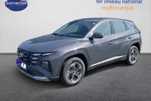 Hyundai Tucson gris Ecotronic Metal en 3/4 avant droit, SUV hybride avec jantes bi-ton et calandre marquée.