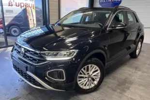 Volkswagen T-Roc Deep Black Pearlescent vue 3/4 avant droit en showroom avec jantes alliage et calandre chromée.