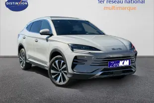 Vue 3/4 avant du SUV BYD SEAL U hybride rechargeable en métallisé Boundless Cloud avec jantes alliage.