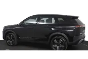 Vue de profil côté gauche du JAECOO J7 noir 2026, SUV hybride avec toit panoramique et jantes modernes.
