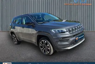 Jeep Compass gris 3/4 avant droit avec jantes alliage 18 pouces, phares LED et calandre distinctive