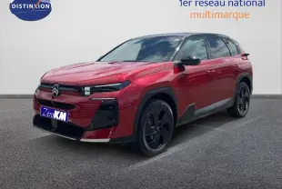 Vue 3/4 avant d'un Citroën C5 Aircross Hybrid rouge rubis métallisé avec jantes noires et détails noirs contrastants.