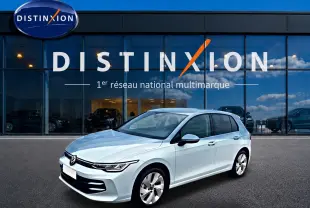 Volkswagen Golf 1.5 etsi evo2 116 life bleu glacier en 3/4 avant droit devant showroom Distinxion.