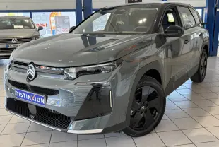 Citroën C5 Aircross 2026 vert vue 3/4 avant droit en showroom avec jantes noires et calandre distinctive.