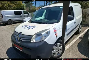 Renault Kangoo Extra R-Link dCi 90 blanc, vue 3/4 avant droit, avec logo ONET et stickers sur l'aile avant.