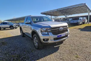 Ford Ranger Super Cabine 4x4 gris iconic vu en 3/4 avant droit sur un parking ensoleillé.