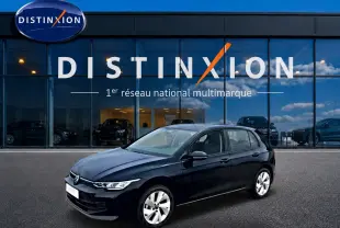 Volkswagen Golf 1.5 ETSI evo2 noire vue 3/4 avant, stationnée devant une vitrine avec logo Distinxion.