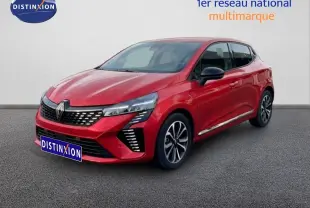 Renault Clio 2025 rouge désir métal vue 3/4 avant droit, avec calandre noire et jantes alliage distinctives.