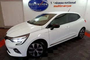 Renault Clio Business blanc vue 3/4 avant droit, phares LED allumés et rétroviseurs noirs contrastants.