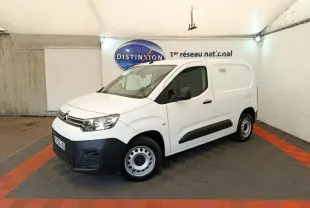 Citroën Berlingo blanc en vue 3/4 avant droit, avec pare-chocs noir et jantes acier simples.