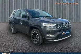 Jeep Compass gris 3/4 avant droit avec jantes alliage 18 pouces, calandre à sept fentes et phares LED allumés