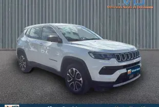 Vue 3/4 avant gauche du Jeep Compass blanc 2024 avec jantes alliage 18 pouces et calandre distinctive noire