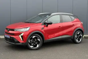 Renault Captur 2025 rouge Flamme et noir, vue 3/4 avant droit avec jantes alu 18 pouces diamantées noires.