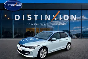 Volkswagen Golf 1.5 etsi evo2 116 life bleu glacier vue 3/4 avant avec jantes alu 17 pouces devant showroom Distinxion.
