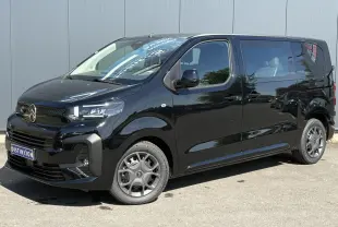 Vue 3/4 avant droite du Citroën Jumpy noir Perla avec jantes tôle 17'' noires et portes latérales coulissantes.