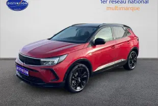 Opel Grandland rouge 3/4 avant droit avec toit noir et jantes alliage noires sur fond neutre.