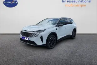 Peugeot 5008 Hybrid 145 GT blanc Okenite avec toit noir, vue 3/4 avant droit sur fond neutre.