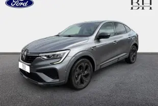 Renault Arkana gris métallisé en vue 3/4 avant droit, avec jantes noires et signature lumineuse LED distinctive.