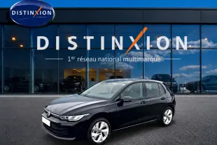 Volkswagen Golf 1.5 ETSI Evo2 noire vue 3/4 avant droit, avec jantes alu 17 pouces devant un showroom Distinxion.