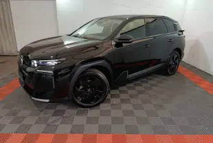 Vue 3/4 avant droite d'un Citroën C5 hybride noir avec jantes noires et lignes anguleuses modernes.