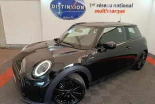 Vue 3/4 avant droit d'une MINI Cooper Edition Premium Plus noire avec phares LED circulaires et jantes noires brillantes.
