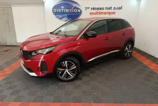 Peugeot 3008 PureTech 130 S&S Allure rouge vue 3/4 avant droit en intérieur avec jantes alliage et toit noir.