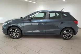 Profil droit d'une SEAT Ibiza 1.0 TSI 115 DSG7 Copa gris magnétique, avec jantes alliage et intérieur visible.