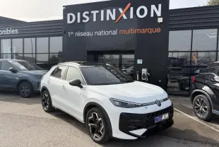 Volkswagen T-Roc blanc pur toit noir en 3/4 avant droit, avec jantes noires et calandre noire distinctive.