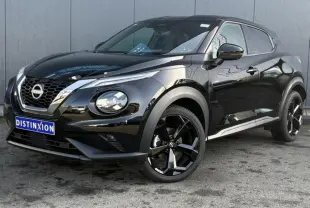 Nissan Juke 2024 noir Black Pearl en 3/4 avant droit avec jantes alliage noires et calandre chromée.