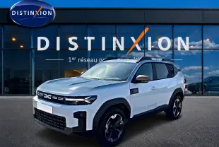 SUV Dacia Bigster blanc vu en 3/4 avant droit, avec jantes noires et barres de toit visibles.