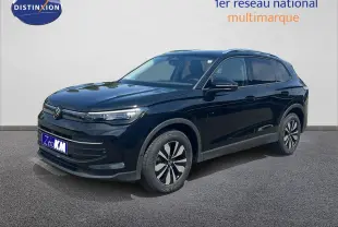 Volkswagen Tiguan noir Grenadilla métal en 3/4 avant droit, avec jantes bicolores et calandre épurée.
