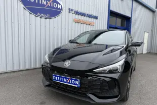 Vue 3/4 avant droite d'une MG3 1.5 HYBRID+ 195 LUXURY noire Pebble Black, avec calandre et phares LED distinctifs.
