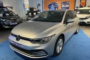 Volkswagen Golf 8 1.0 E TSI 110 CH DSG7 en reflet d'argent métal vue 3/4 avant dans un showroom.