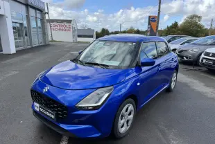 Vue 3/4 avant droite d'une Suzuki Swift bleu vif 2025 hybride, avec calandre noire et phares LED distinctifs.