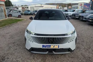 Vue avant d'un Peugeot 3008 blanc 2025 avec calandre noire à motif géométrique et feux LED griffés distinctifs.