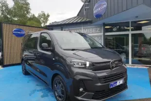 Véhicule utilitaire Citroën Jumpy gris titane métal en vue 3/4 avant droit, stationné devant un showroom Distinxion.