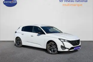 Peugeot 308 blanc Okénite vue 3/4 avant droit, jantes alliage noires et vitres arrière surteintées.