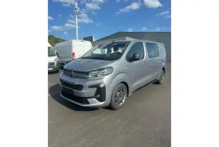 Citroën Jumpy gris Artense vu en 3/4 avant droit avec projecteurs modernes et jantes tôles noires.