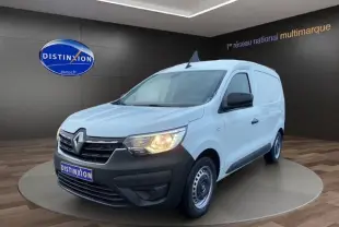 Renault Express Van blanc en 3/4 avant droit, avec boucliers noirs et phare avant allumé dans un showroom.