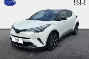 Toyota C-HR 122h Collection blanc nacré bi-ton vu en 3/4 avant droit avec toit noir et jantes alu noires.