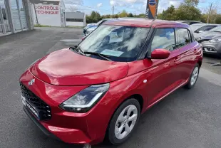 Suzuki Swift 1.2 Hybrid Privilege 2025 en Burning Red Pearl, vue 3/4 avant droit avec calandre noire et jantes argentées.