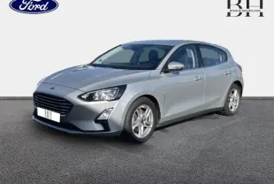 Ford Focus 1.5 EcoBlue 2020 gris lunaire métallisé vue 3/4 avant avec jantes alu et phares LED diurnes allumés.