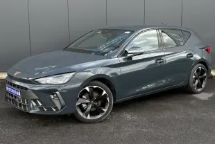 Vue 3/4 avant droite de la CUPRA Leon 1.5 e-TSI 150 DSG en bleu Fjord avec jantes alliage 18'' et signature lumineuse Tri-LED.