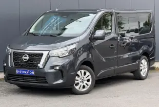 Vue 3/4 avant droit du Nissan Primastar Combi gris Comète avec hayon vitré et jantes alliage 17 pouces.