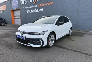 Volkswagen Golf 1.5 eHybrid blanc oryx nacré vue 3/4 avant avec calandre nid d'abeilles et jantes spécifiques GTE.