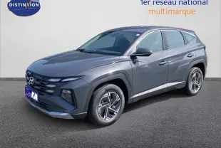 Hyundai Tucson gris Ecotronic Metal en 3/4 avant droit, SUV hybride avec jantes bi-ton et calandre marquée.