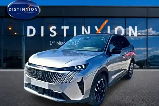 Peugeot 3008 gris 3/4 avant droit, avec calandre distinctive et phares LED, devant une vitrine Distinxion.