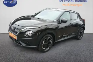 Nissan Juke Hybrid noir métal en 3/4 avant droit, avec jantes noires et détails modernes visibles.