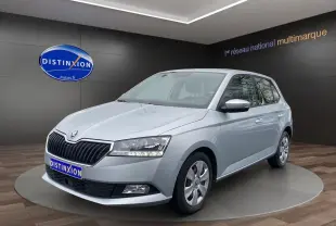 Vue 3/4 avant d'une Skoda Fabia gris argent 2021 avec calandre noire et jantes alliage cinq branches.
